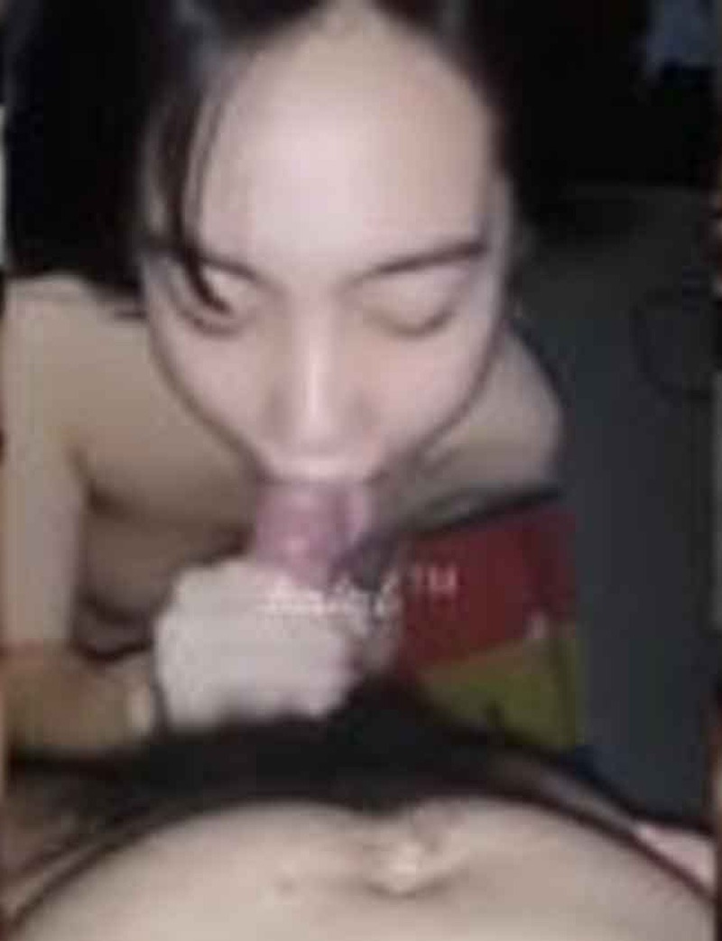 คลิปหลุดไทย ผัวเอาควยให้โม๊คเสียวๆกลางดึกแล้วค่อยขึ้นขย่มโยกเอวให้รัวๆ