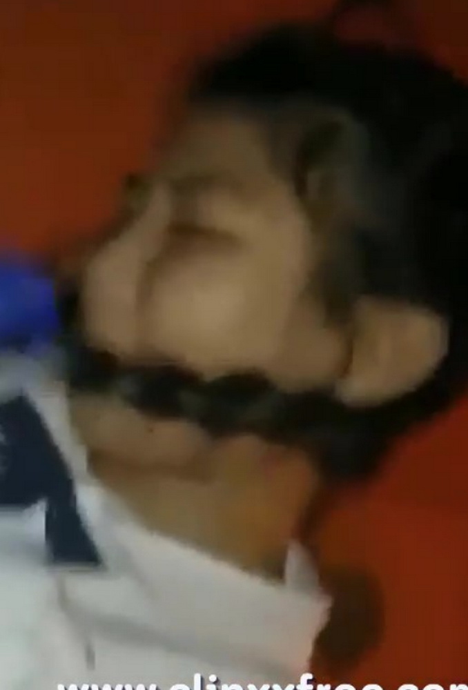 คลิปหลุดทางบ้าน จัดน้องนร.มอปลายคาชุดคอนแวนท์ แหวกเกงในเอาควยเสียบ