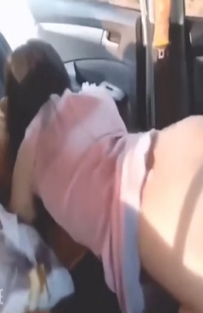 คลิปหลุดทางบ้านเมียจับโม๊คควยคาบนรถ ก่อนที่จะจับซอย