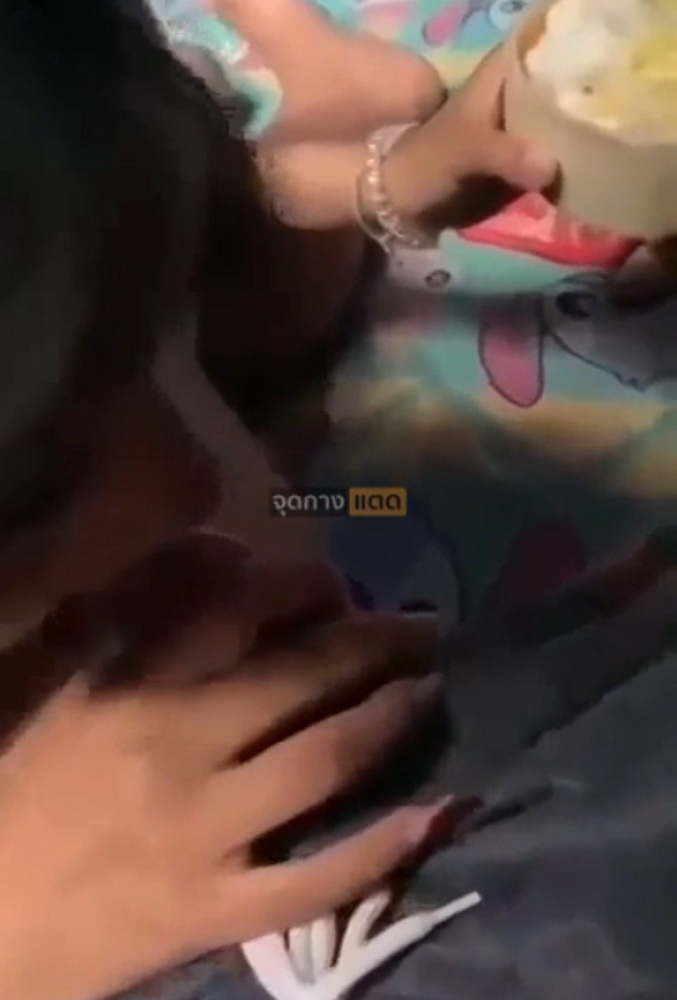 คลิปหลุดทางบ้านงานบ้านๆบี้ควยไปโดนขยำนมไปแตกใน