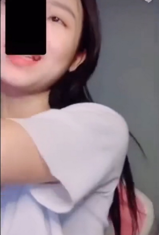 คลิปหลุดคอลเสียว ใส่เสื้อเอวลอยยั่ว เปิดทีละนิดยั่วเสียวสุดๆ