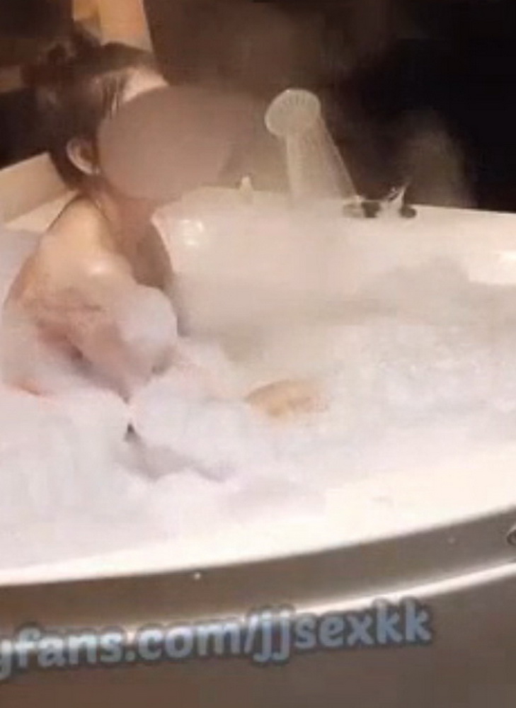 Onlyfans jjsexkk โชว์เสียวจับเย็ดแฟนหนุ่มในอ่างอาบน้ำ