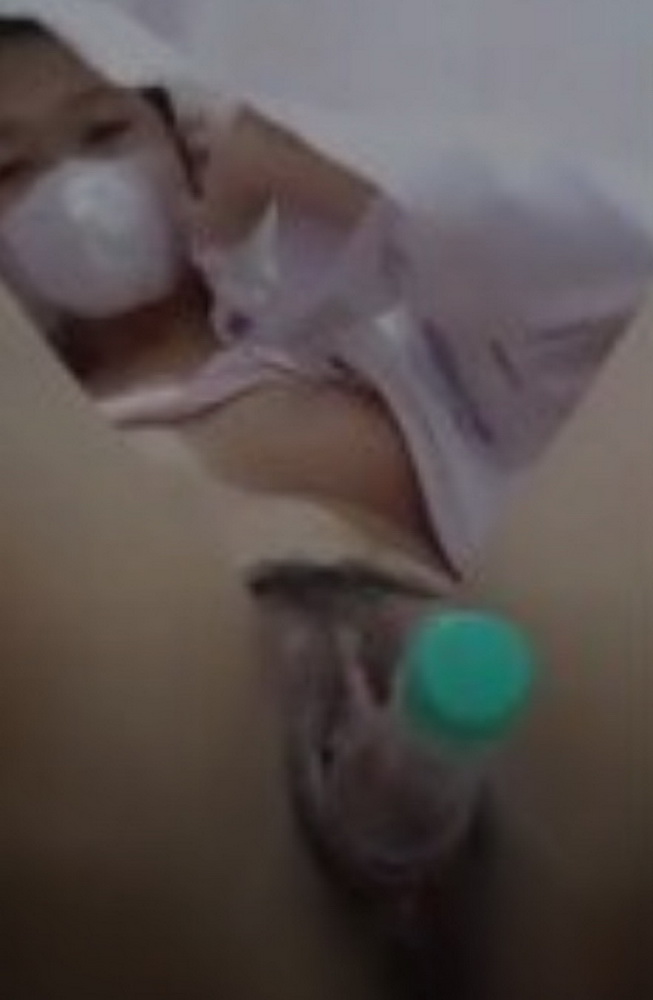 คลิปหลุดปิดหน้าช่วยตัวเองยัดขวดหีใหญ่