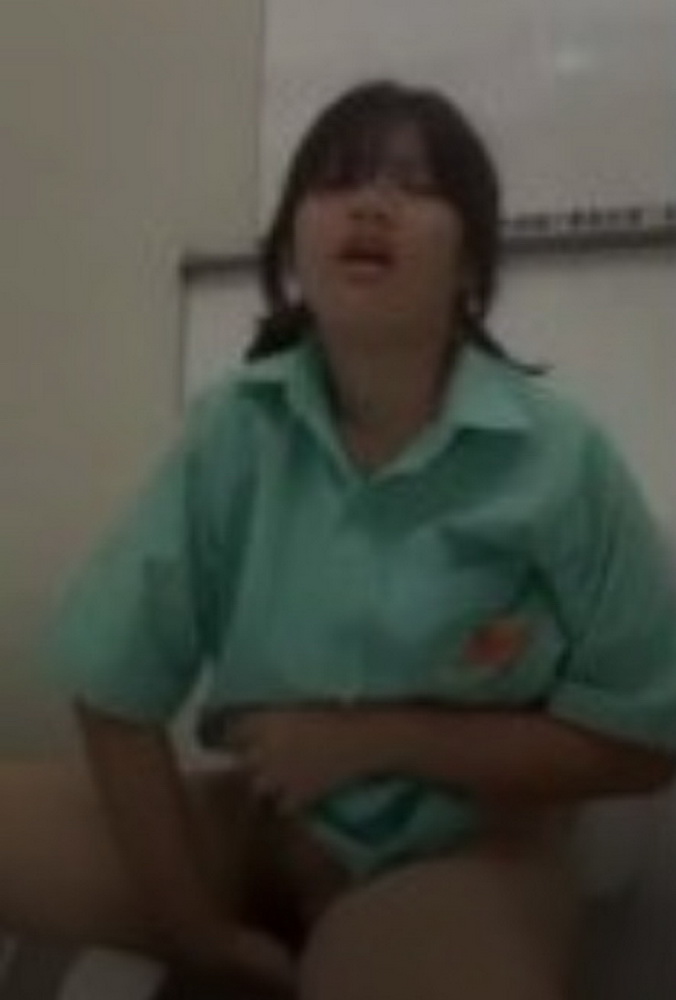 คลิปหลุดนักเรียนม.ต้นช่วยตัวเองในห้องน้ำ
